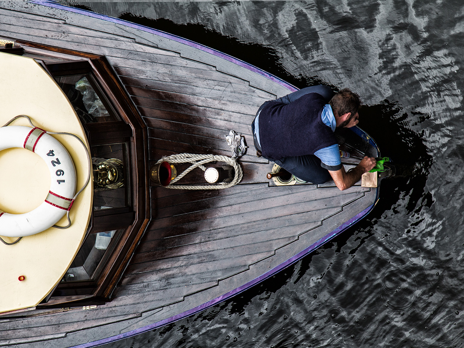 Tips #4: Deck and teak maintenance at sea